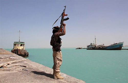 Yemeníes atacan un buque militar saudí en la costa suroeste del Yemen Yemeníes atacan un buque militar saudí en la costa suroeste del Yemen